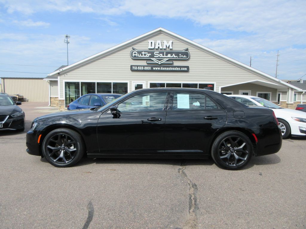 2023 Chrysler 300 Image 2
