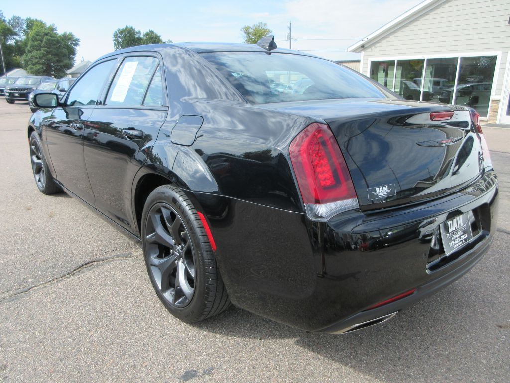 2023 Chrysler 300 Image 3