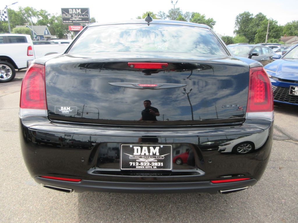 2023 Chrysler 300 Image 4