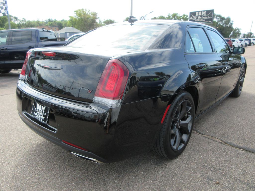 2023 Chrysler 300 Image 5