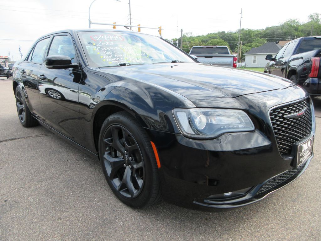 2023 Chrysler 300 Image 6