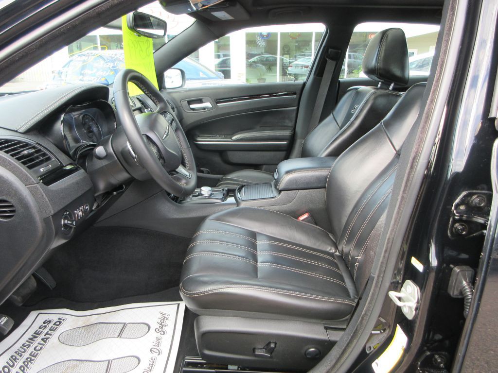 2023 Chrysler 300 Image 8
