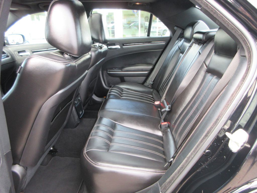 2023 Chrysler 300 Image 9