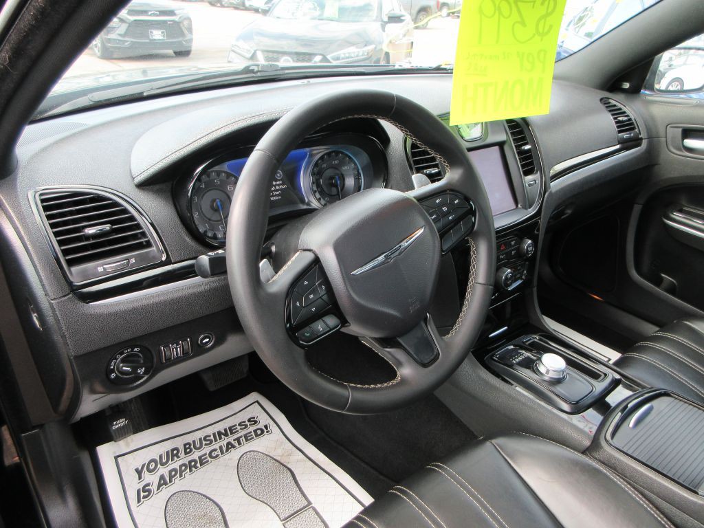2023 Chrysler 300 Image 13
