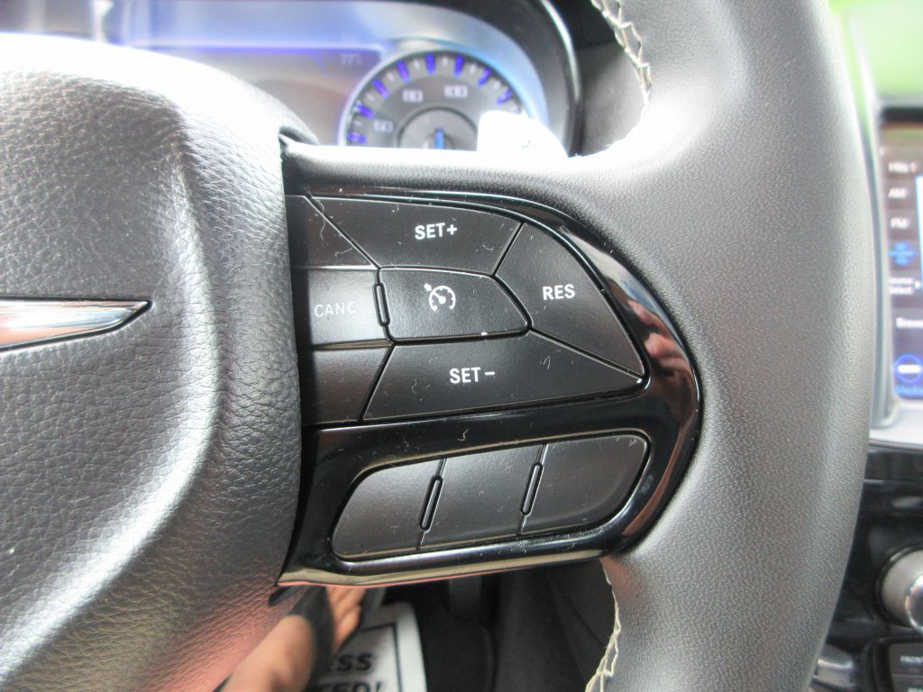 2023 Chrysler 300 Image 17