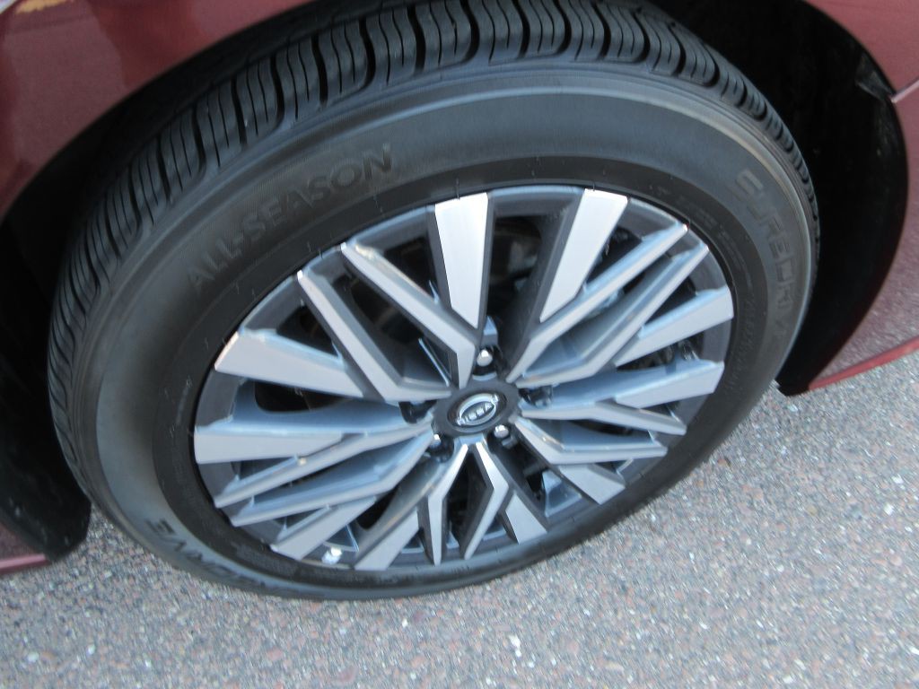2025 Nissan Altima Image 17