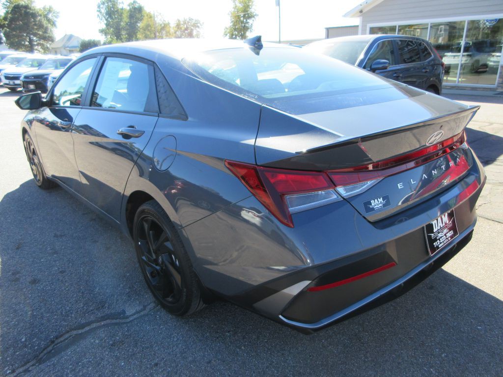 2026 Hyundai Elantra Image 3