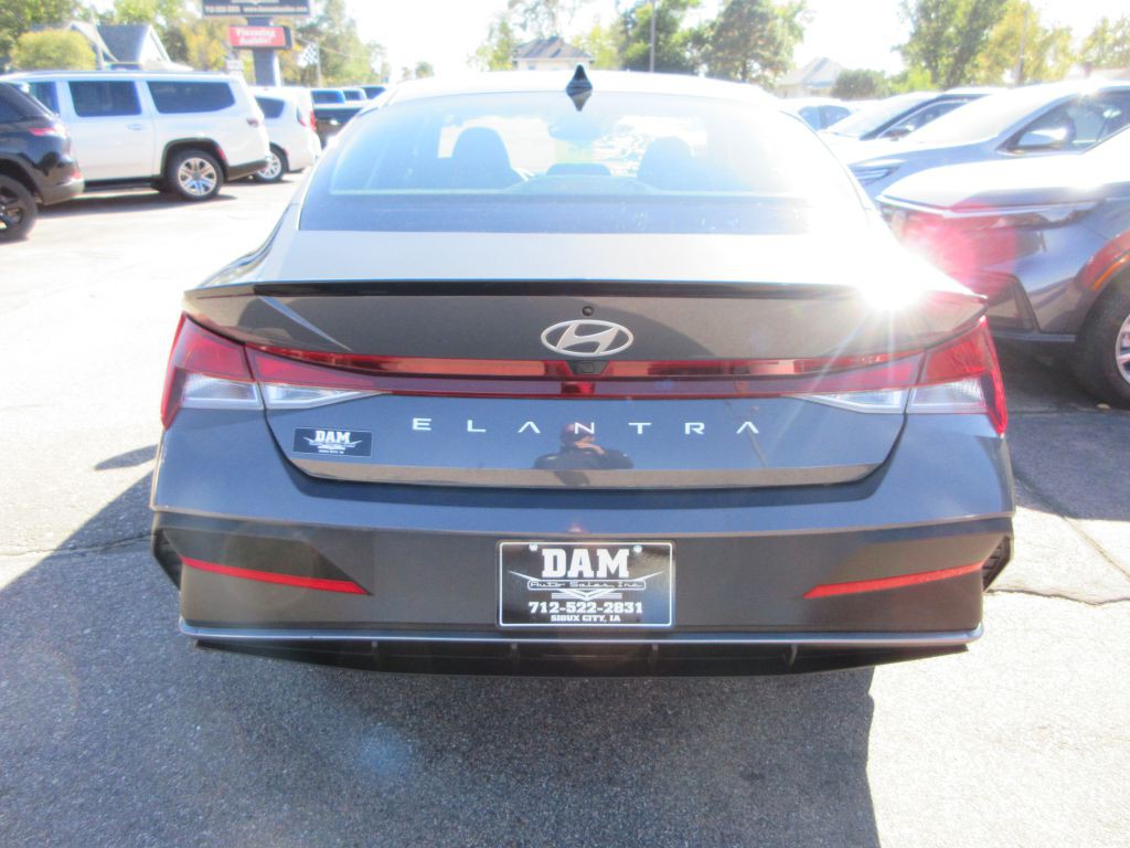 2026 Hyundai Elantra Image 4