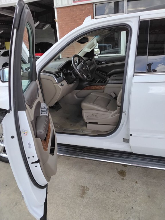 2016 Chevrolet Suburban Image 3