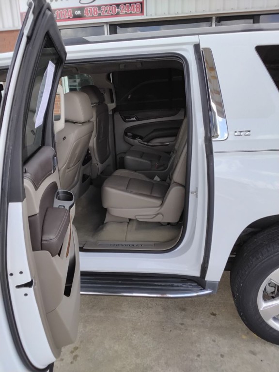 2016 Chevrolet Suburban Image 4