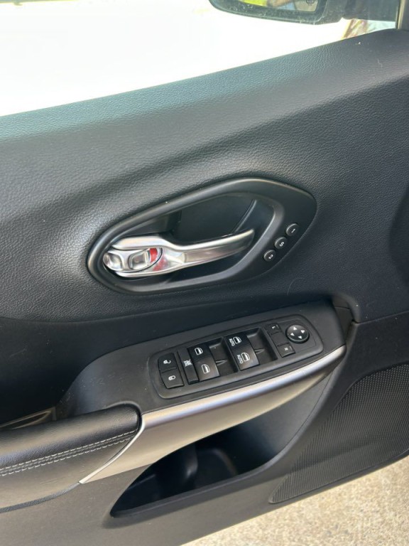 2019 Jeep Cherokee Image 16