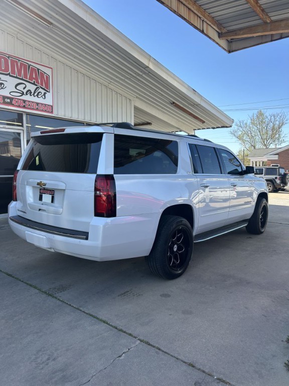 2016 Chevrolet Suburban Image 2