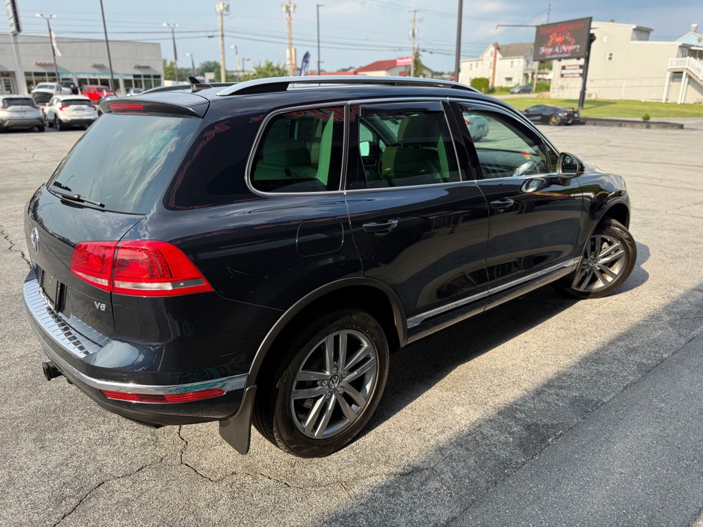 2016 Volkswagen Touareg Image 9
