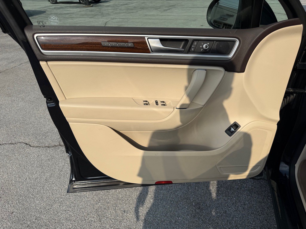 2016 Volkswagen Touareg Image 14