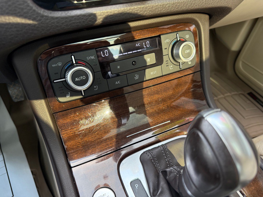 2016 Volkswagen Touareg Image 20