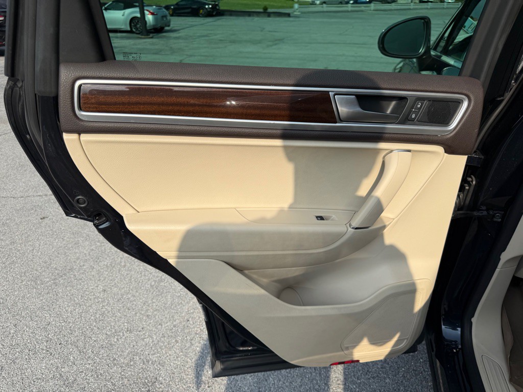 2016 Volkswagen Touareg Image 22