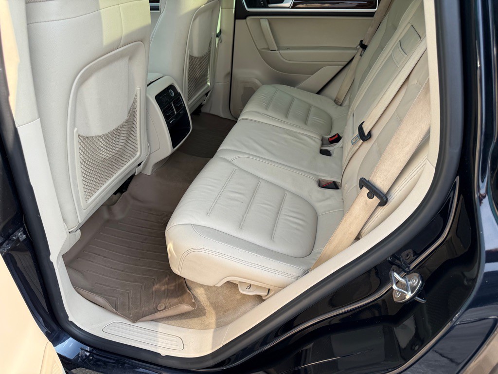 2016 Volkswagen Touareg Image 23