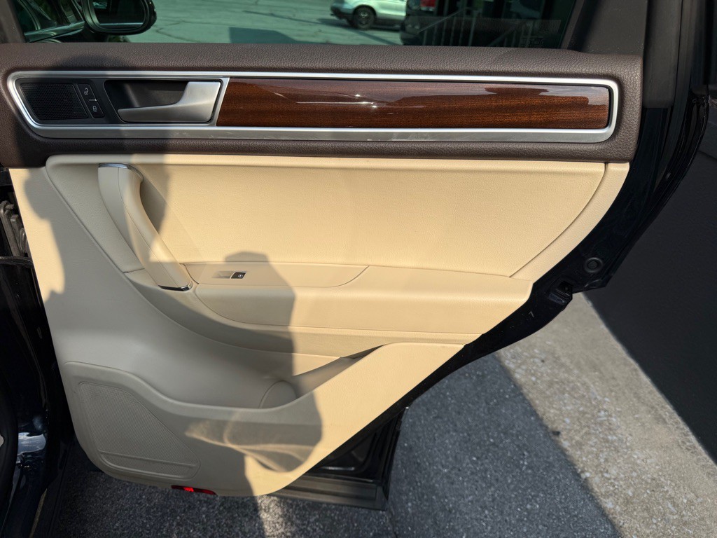 2016 Volkswagen Touareg Image 29