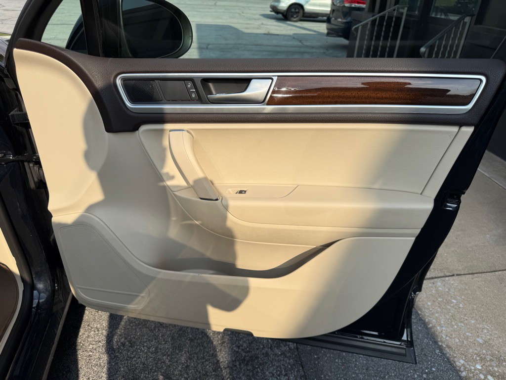 2016 Volkswagen Touareg Image 31