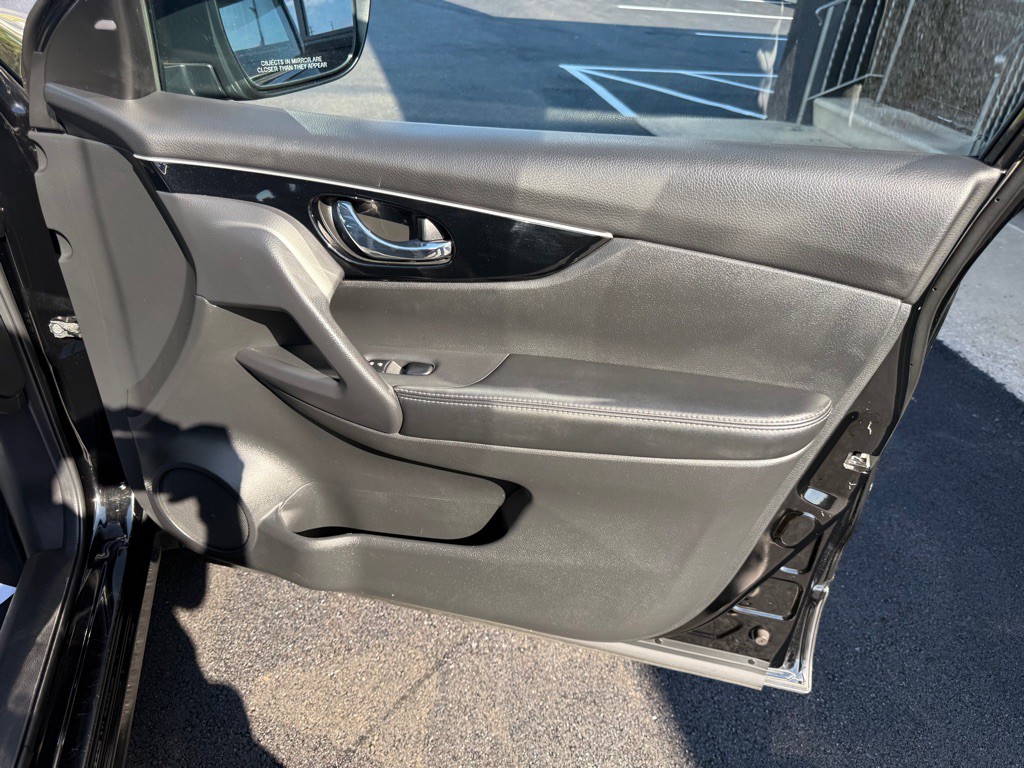 2017 Nissan Rogue Image 25
