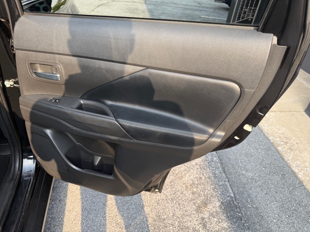 2020 Mitsubishi Outlander Image 25