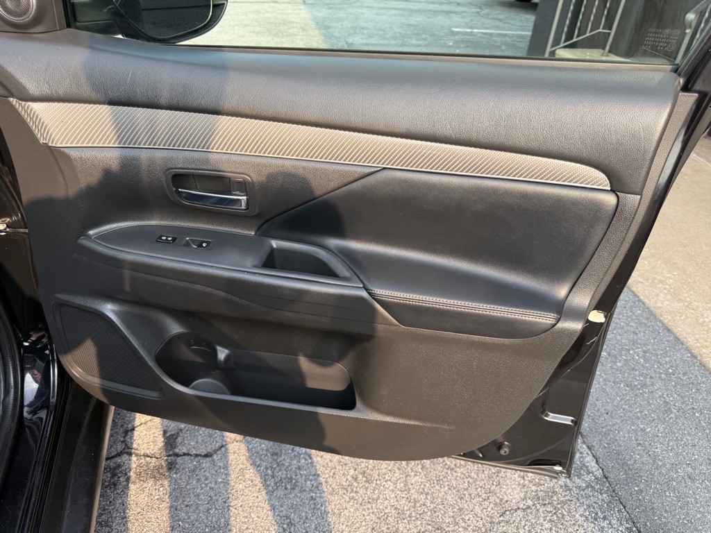 2020 Mitsubishi Outlander Image 28