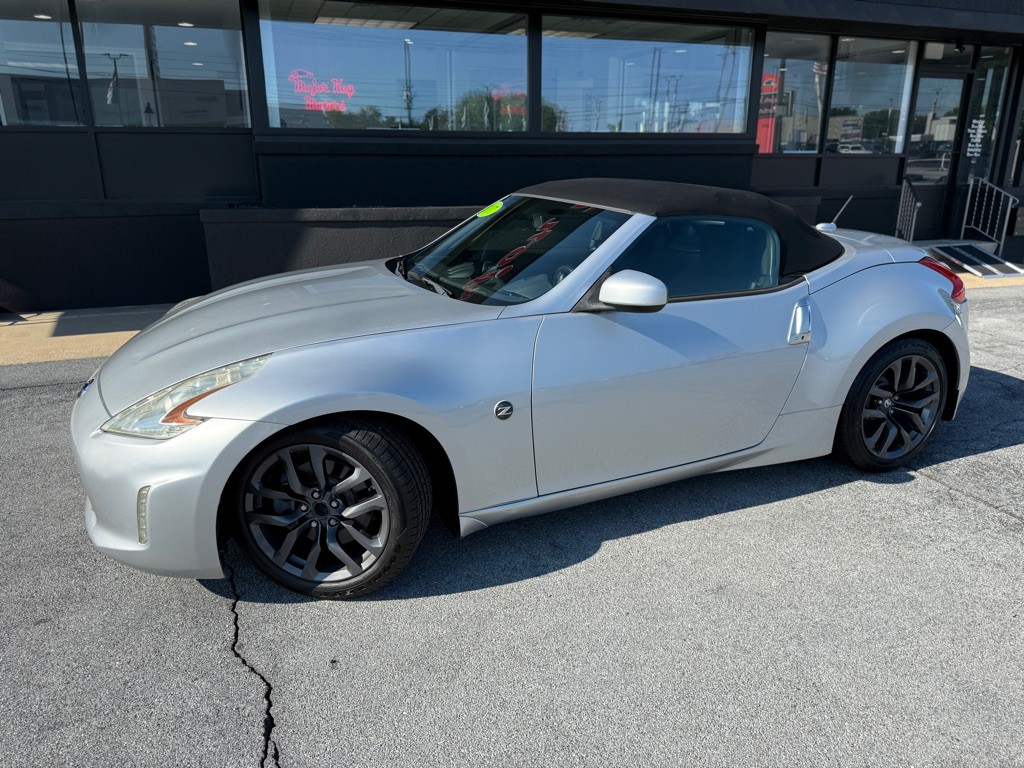 2015 Nissan 370Z Image 3