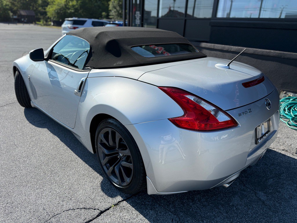 2015 Nissan 370Z Image 4