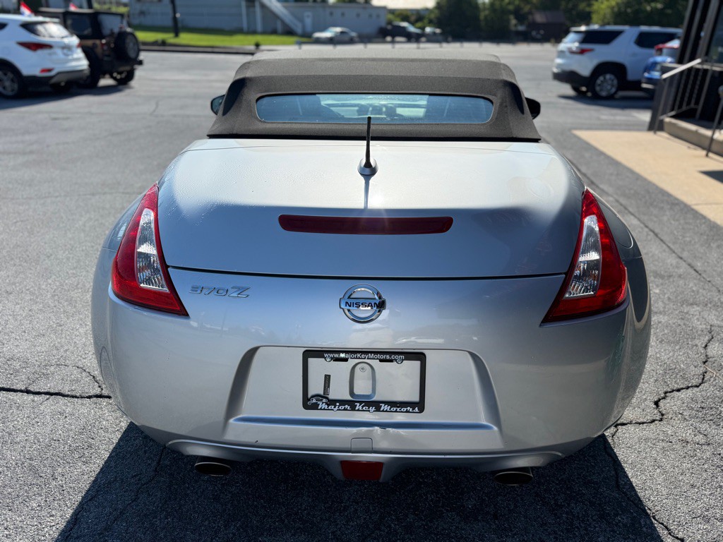 2015 Nissan 370Z Image 5