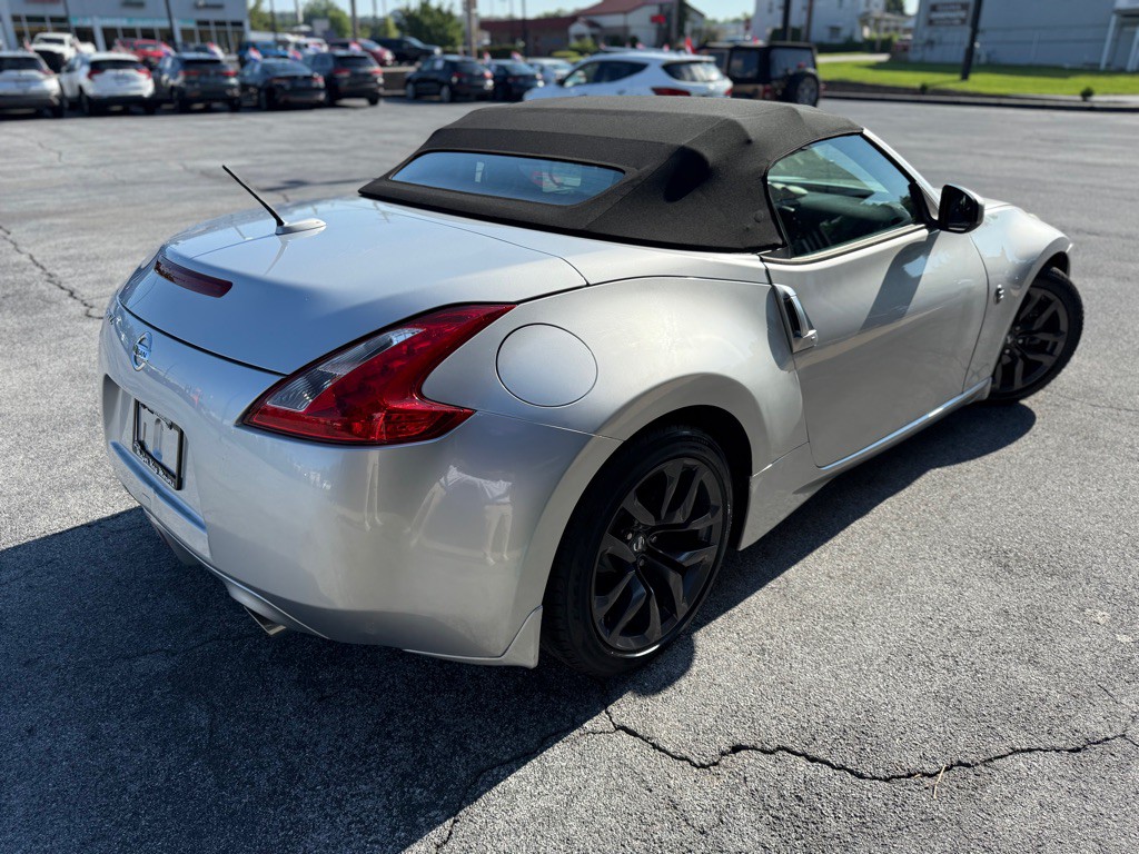 2015 Nissan 370Z Image 6