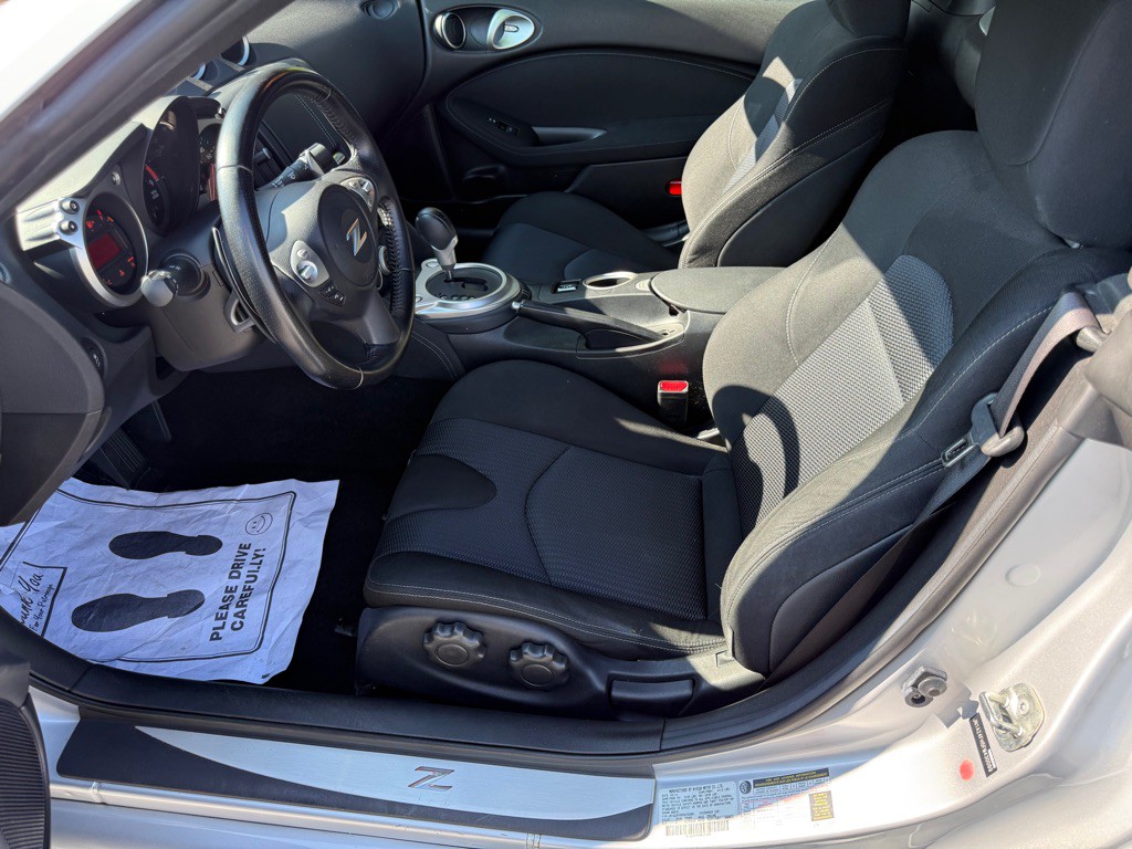 2015 Nissan 370Z Image 12