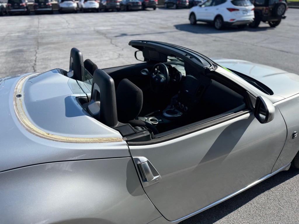 2015 Nissan 370Z Image 24