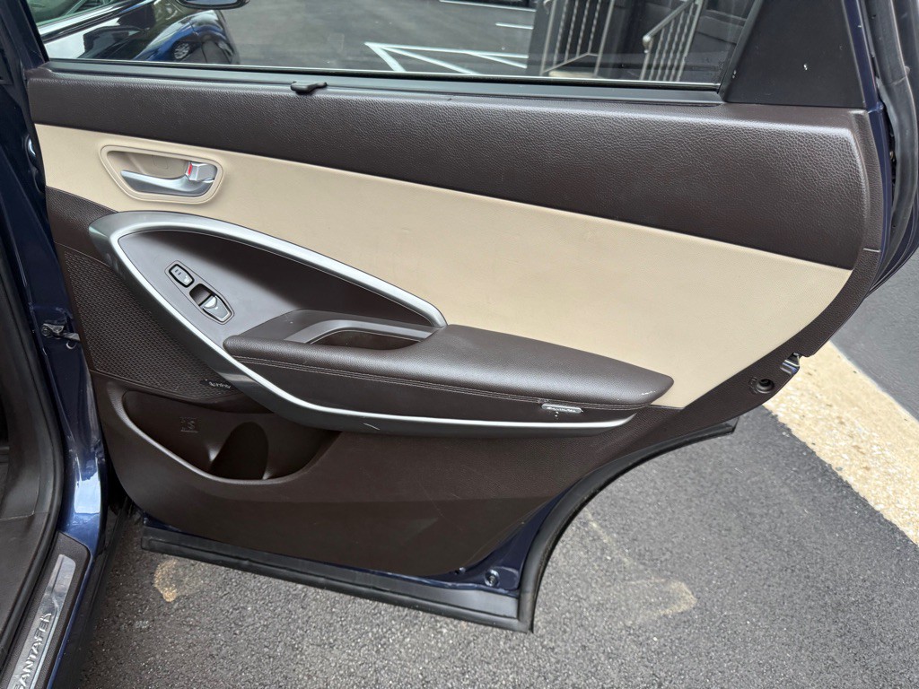2017 Hyundai Santa Fe Image 25