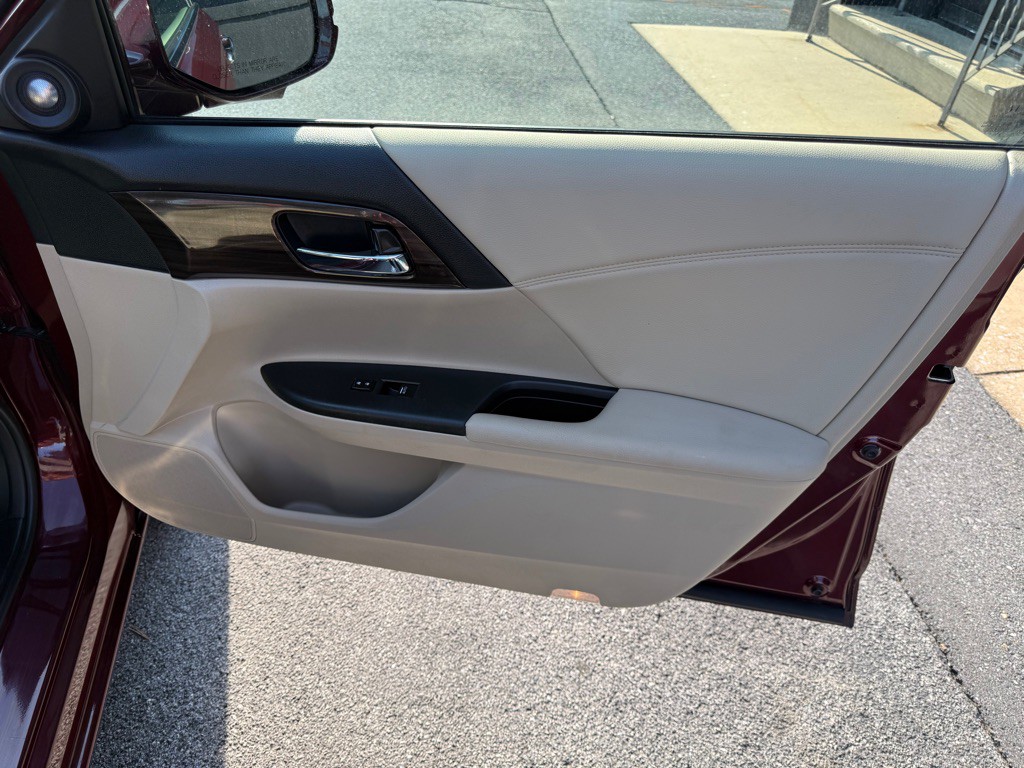 2016 Honda Accord Image 28