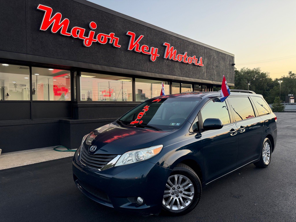2011 Toyota Sienna Image 1