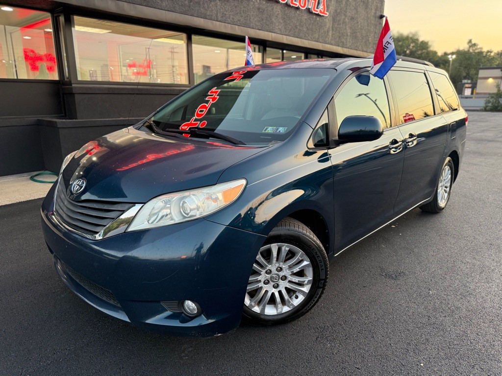 2011 Toyota Sienna Image 2