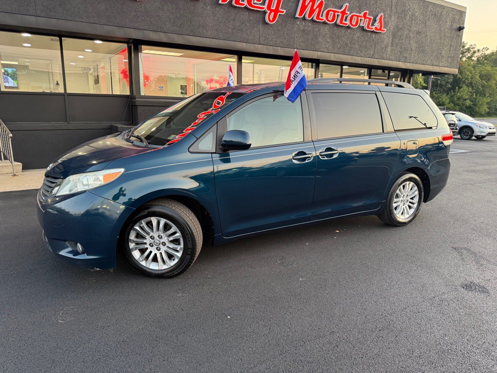 2011 Toyota Sienna Image 3