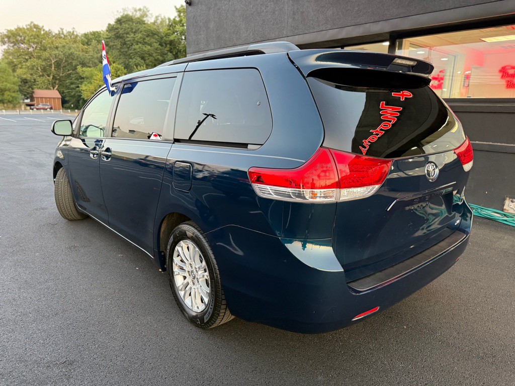 2011 Toyota Sienna Image 4