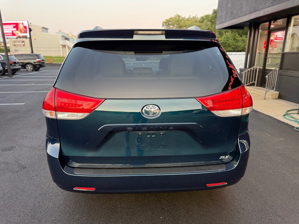 2011 Toyota Sienna Image 5