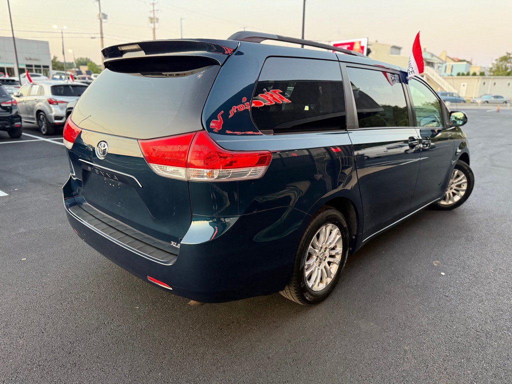 2011 Toyota Sienna Image 6