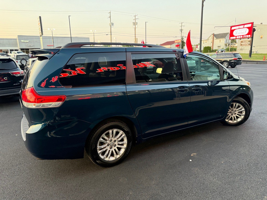 2011 Toyota Sienna Image 7