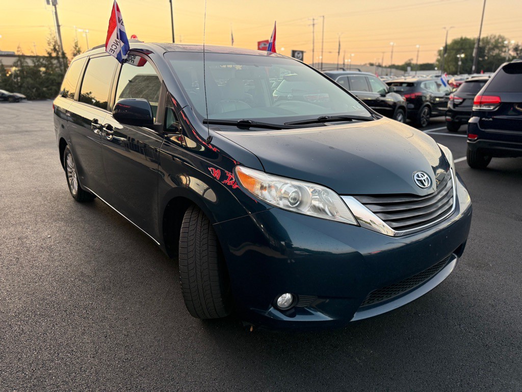 2011 Toyota Sienna Image 8