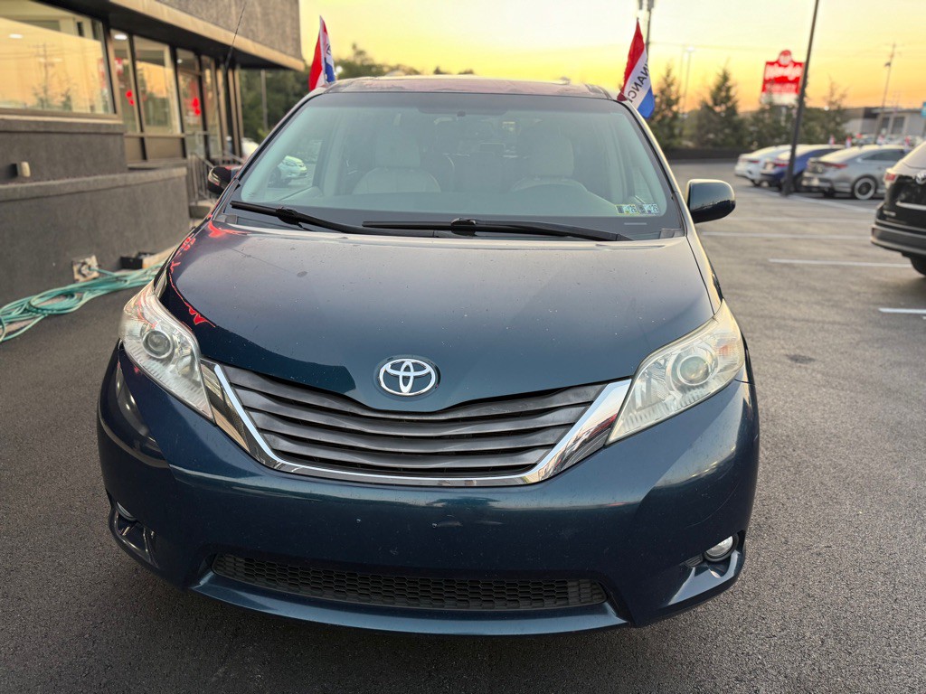 2011 Toyota Sienna Image 9
