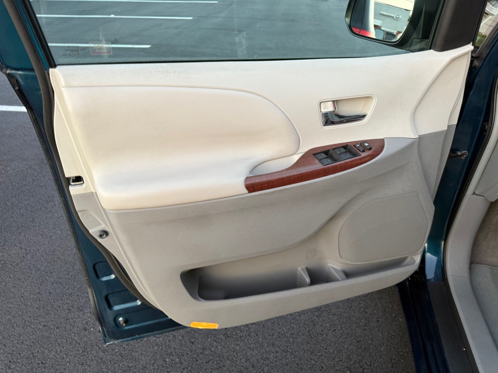 2011 Toyota Sienna Image 12
