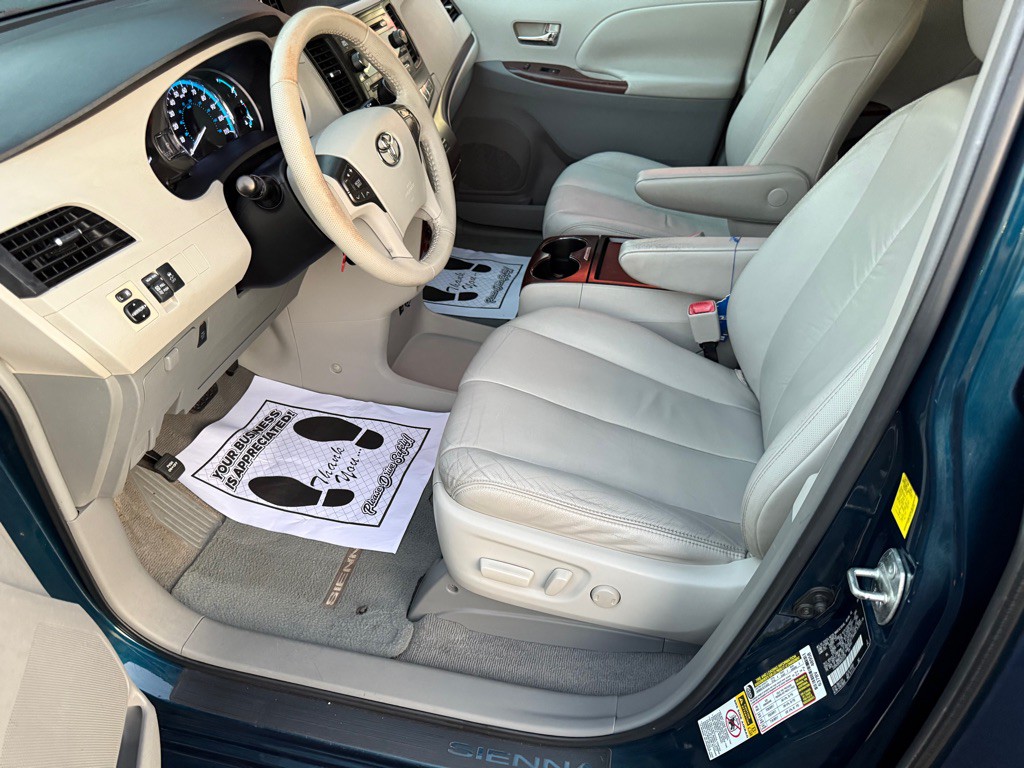 2011 Toyota Sienna Image 13