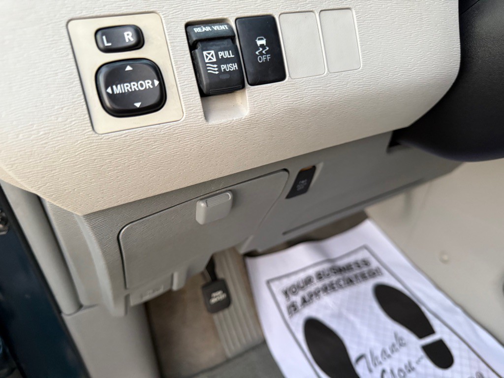2011 Toyota Sienna Image 14