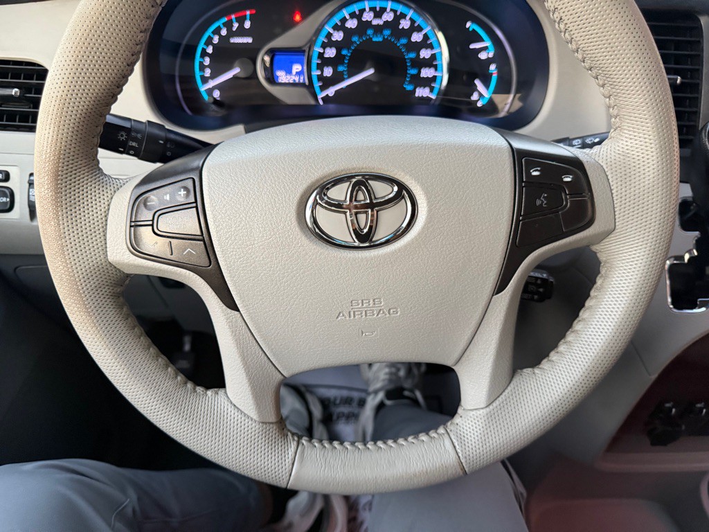2011 Toyota Sienna Image 16