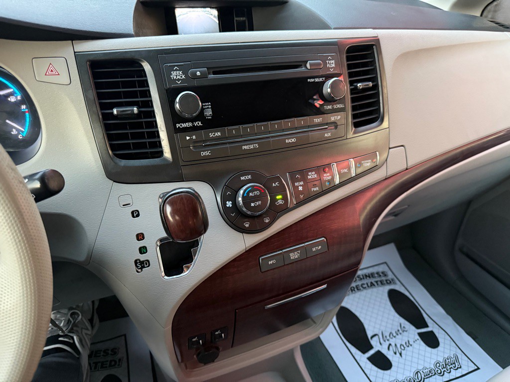 2011 Toyota Sienna Image 18