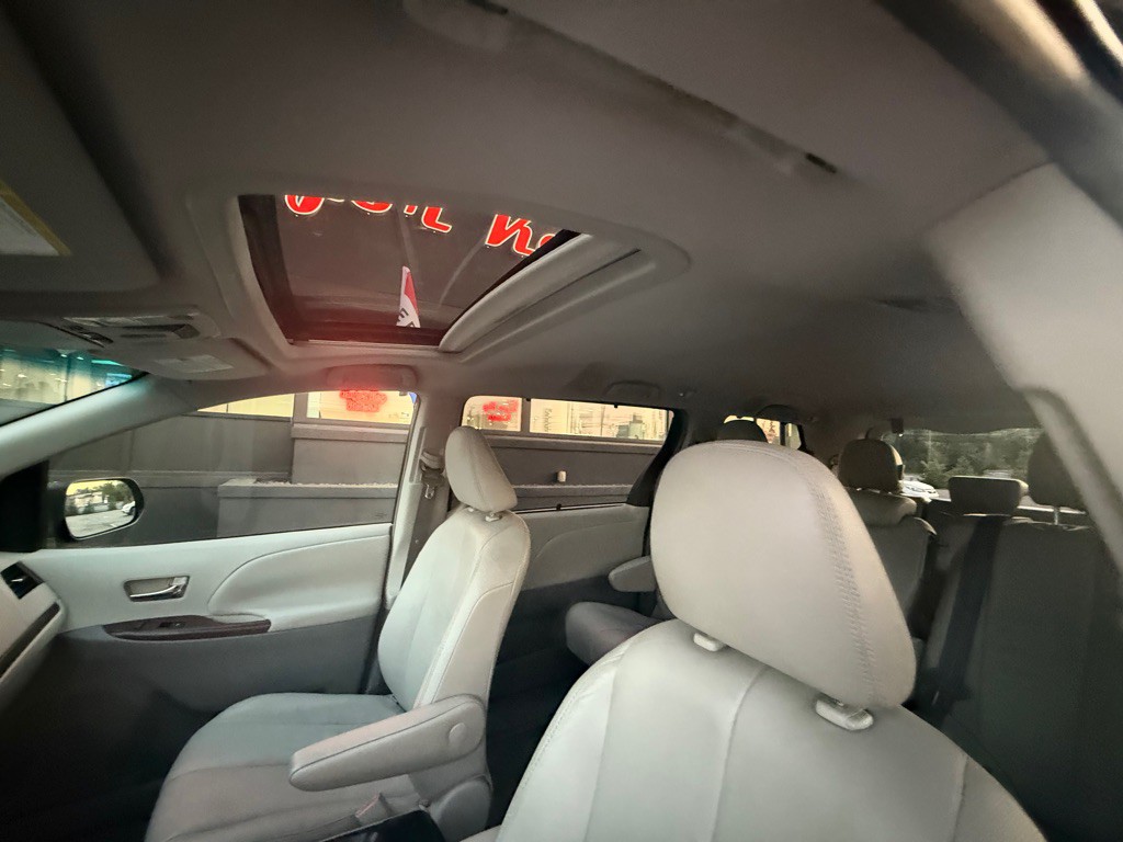 2011 Toyota Sienna Image 21