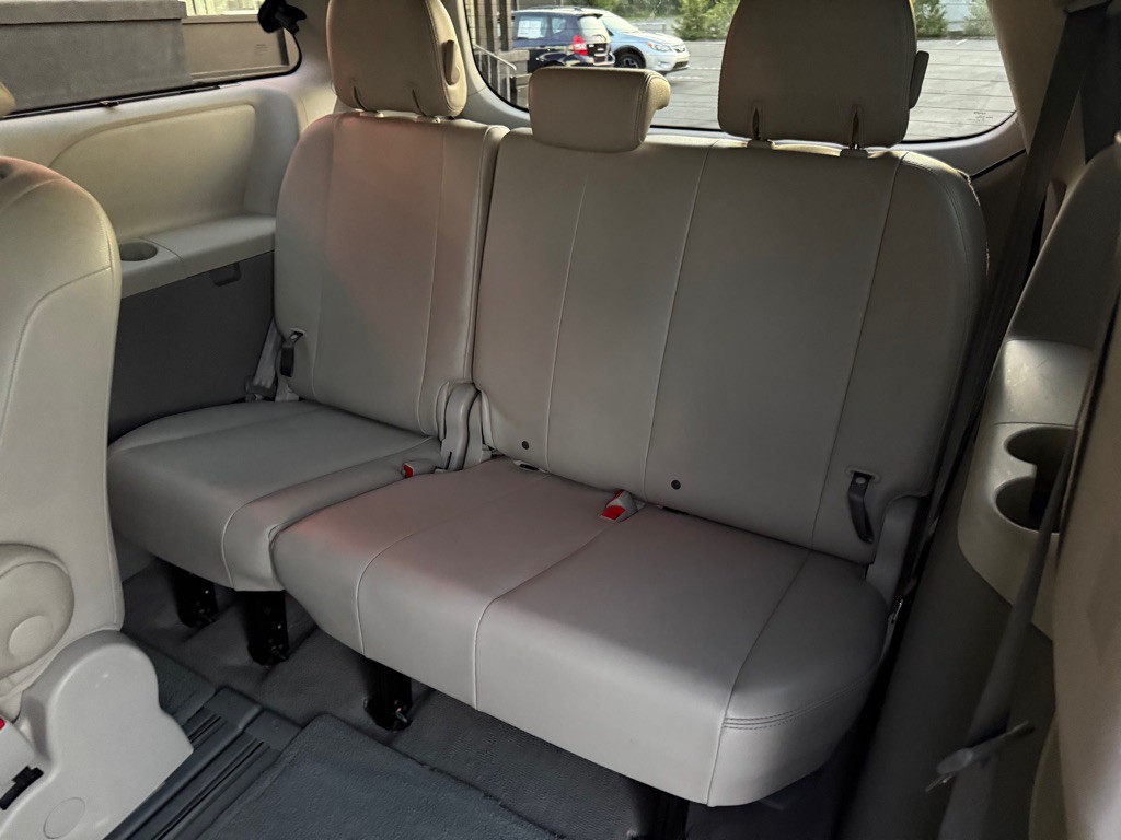 2011 Toyota Sienna Image 23